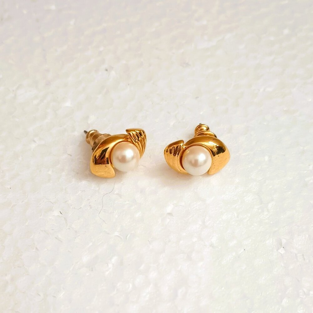 Monet Vtg Ribbed Pearl Earrings Women's Gold Tone Stud/Post Jewelry